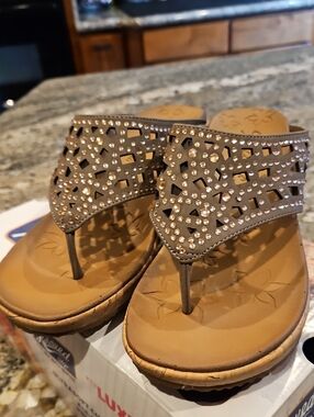 Skechers Taupe Jeweled Thong Sandals